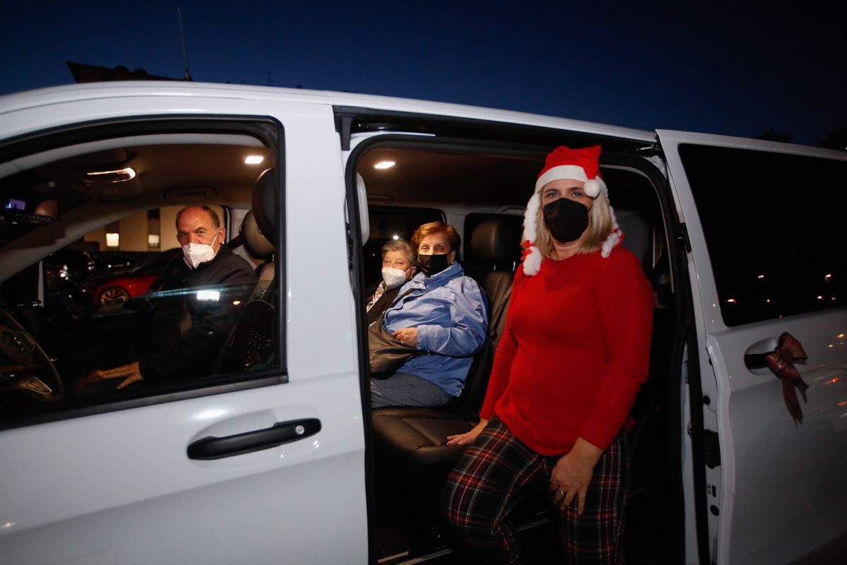 Los taxistas de Córdoba pasean a los mayores por el centro de Córdoba para que disfruten de la iluminación de Navidad