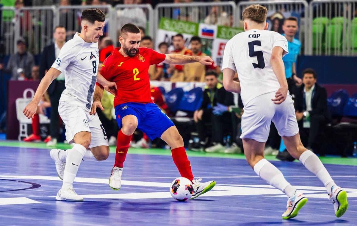 Cecilio controla el balón en un partido del Europeo.
