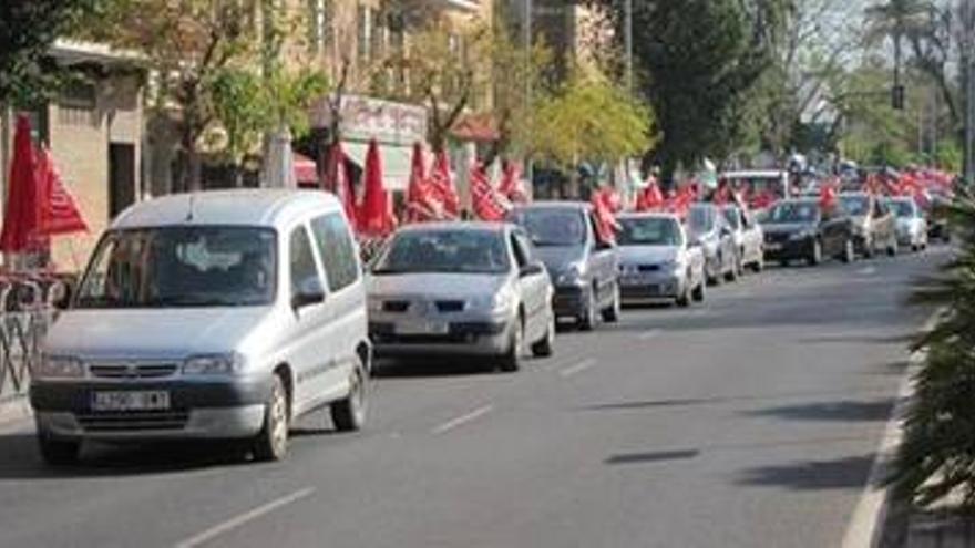 UGT y CCOO anuncian la huelga general en una caravana de coches