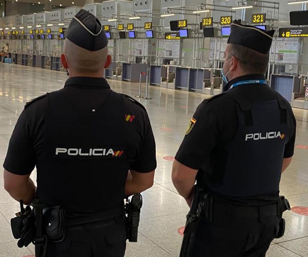 Dos agentes destinados en el aeropuerto de Málaga. | L.O.