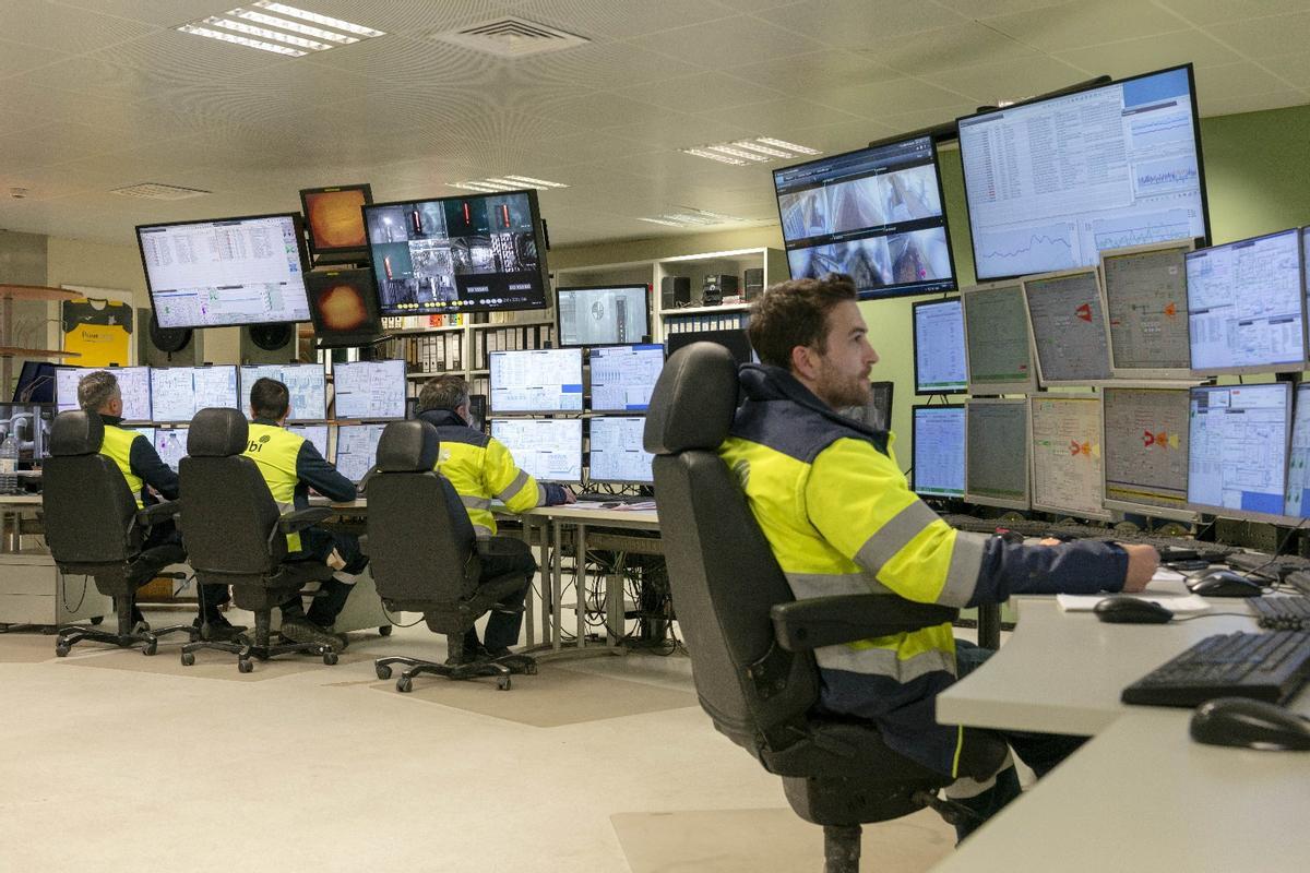 Una de las salas de control de la planta de celulosa para papel de Celbi.