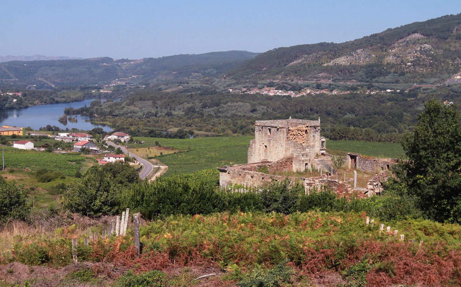 Torre do Olivar en Toén, una fortaleza datada entre los siglos XV y XVI.