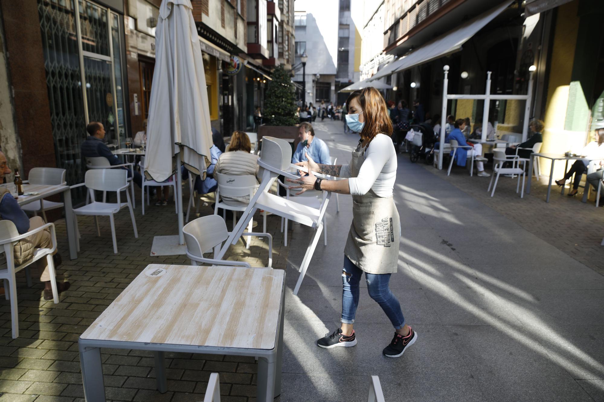 Las terrazas se repliegan en Gijón entre peticiones de "flexibilidad"