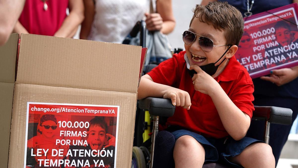 Entrega en el Congreso de los Diputados de 100.000 firmas por una Ley de Atención Temprana.