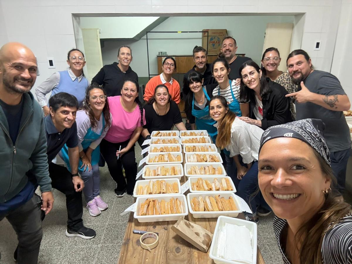 Los padres y madres del colegio Covadonga que sirvieron la chocolatada a los niños, en el día de Güevo Pintos en Santa Fe.