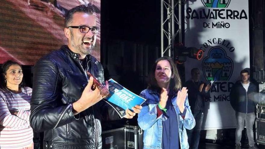 El ganador recogió el premio de manos de Marta Valcárcel. // A.H.