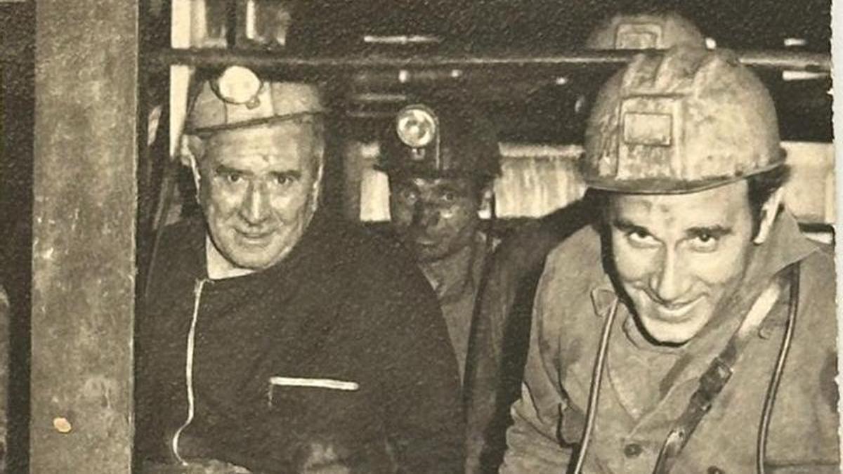 Francisco Embil, a la derecha, en el interior de la mina, en una foto cedida por la familia.
