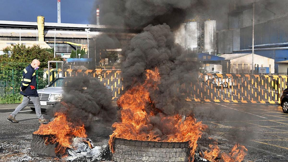 Barricada a las puertas de la fábrica de aluminio de A Coruña (Alu Ibérica). |   // CARLOS PARDELLAS