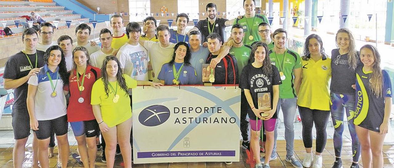 Los primeros clasificados en el Campeonato de natación.