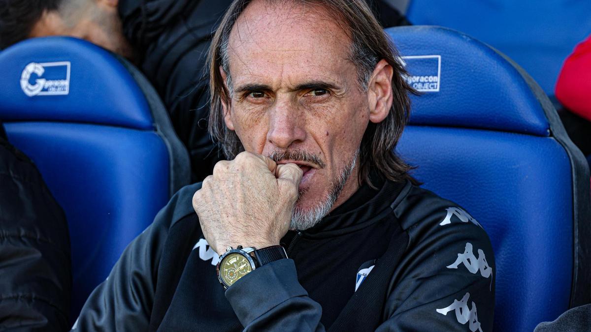 Garrido pensativo durante un partido del CD Alcoyano.