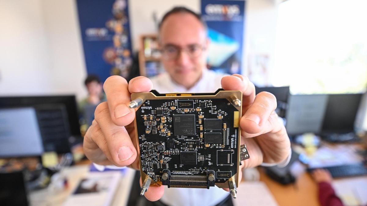 Sistemas electrónicos para satélites made in Elche: así es la empresa Emxys