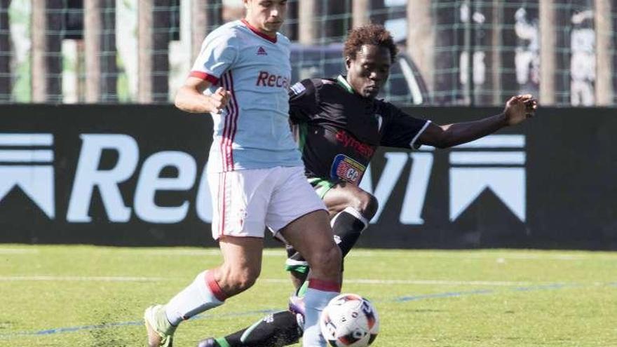 Un jugador del Celta conduce el balón ante un rival. // Cristina Graña