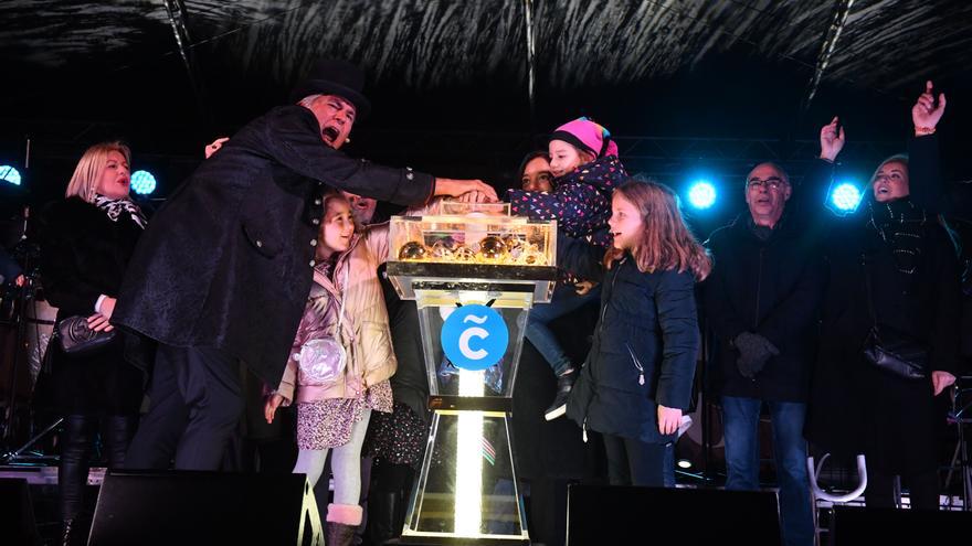 Luz de Navidad en A Coruña, sonrisa de las niñas