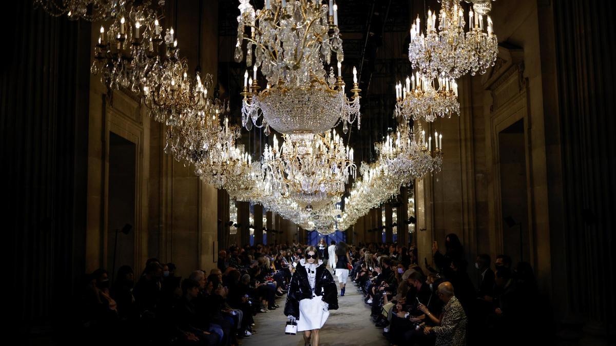 Un momento del desfile de Louis Vuitton en el Louvre.