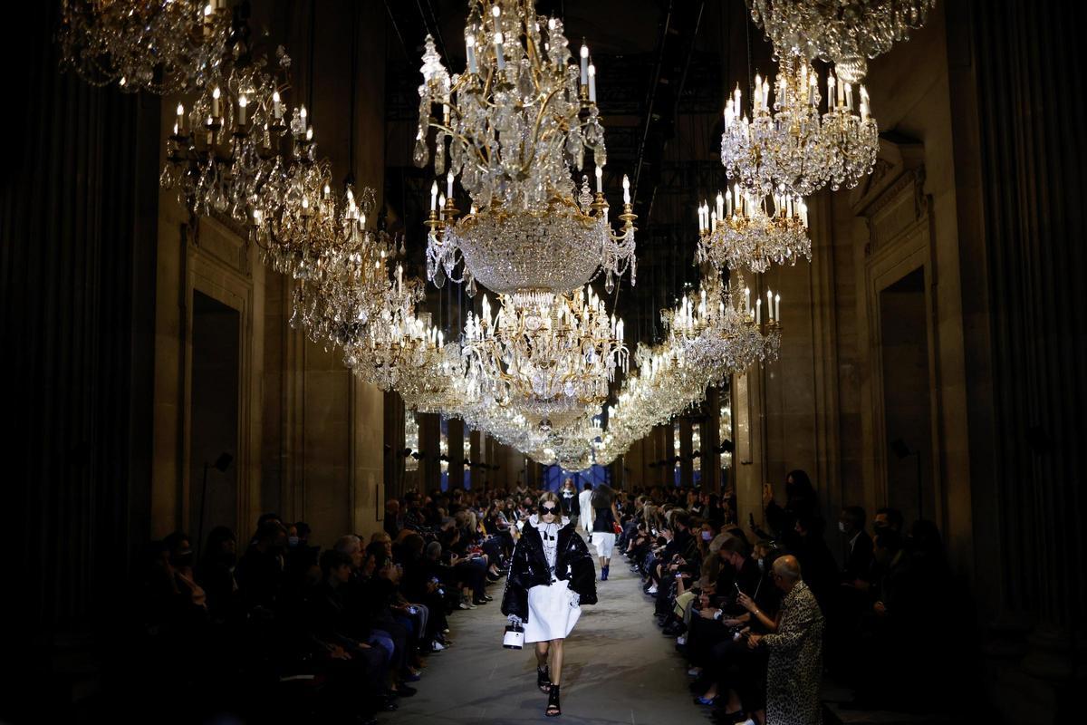 Un momento del desfile de Louis Vuitton en el Louvre.