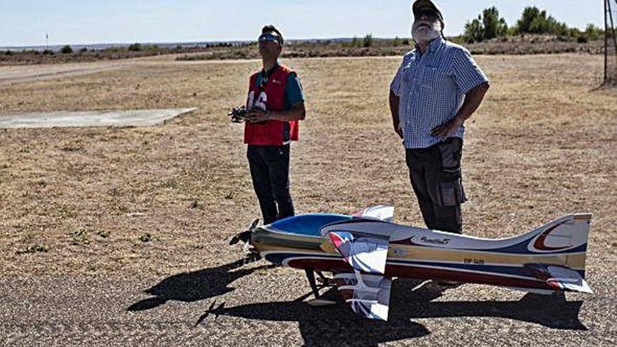 Uno de los participantes, con su prototipo.