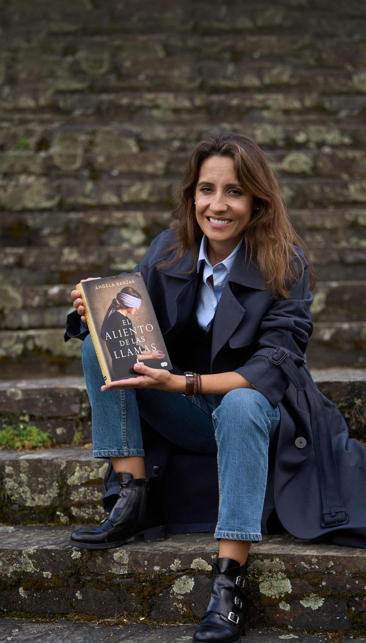 Ángela Banzas en las escaleras del pazo de Mariñán, donde sitúa su última novela.