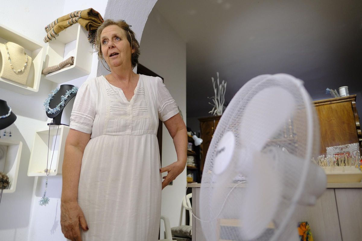 Henriët Schoneville junto a un ventilador en su tienda de artesanía.