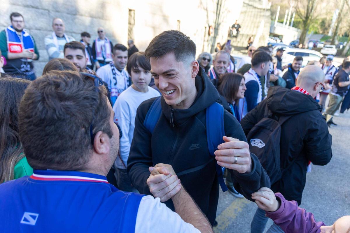 Barcello recibe el cariño de los aficionados antes del encuentro ante el Leyma Coruña en Sar.