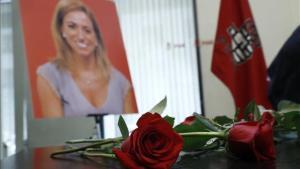 Rosas rojas y un retrato de Carme Chacón en la sede del PSOE en Madrid, donde se instaló la capilla ardiente de la exministra.