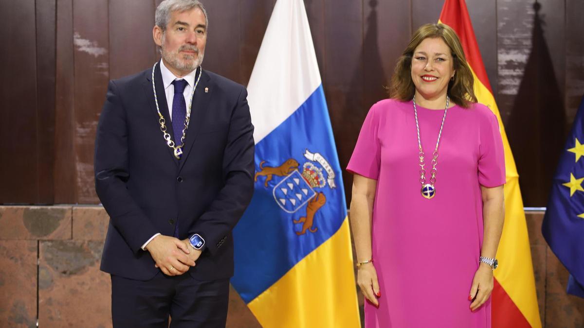 Astrid Pérez entrega la máxima distinción del Gobierno de Canarias