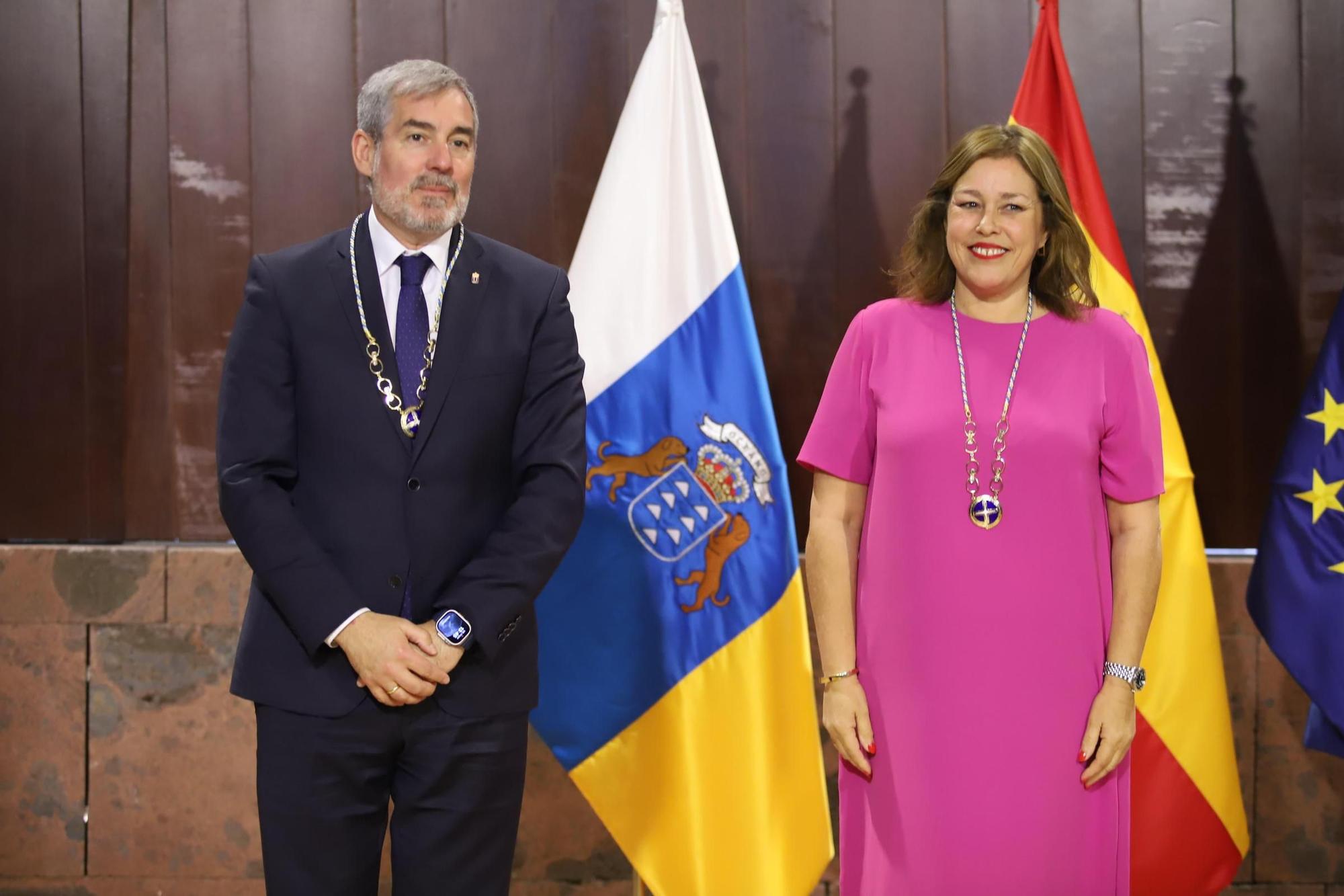 Astrid Pérez entrega la máxima distinción del Gobierno de Canarias