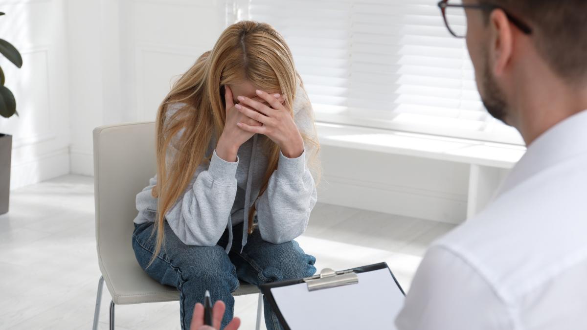 Mujer angustiada en centro de desintoxicación.
