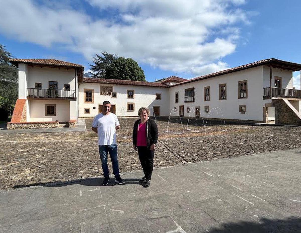 Javier Rodríguez Morán y Pilar Santianes, ayer, ante el palacio. | A. S.