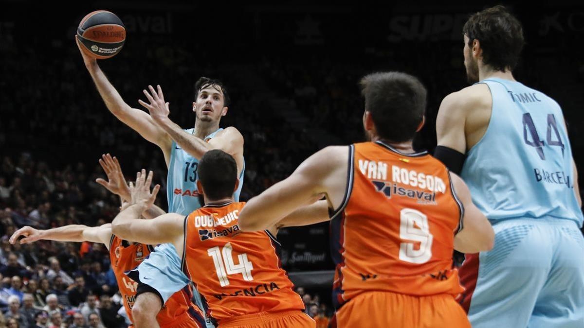 El azulgrana Heurtel penetra a canasta en el partido de Valencia