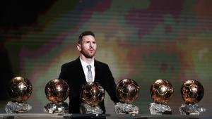 El jugador argentino del FC Barcelona Lionel Messi gana el Balón de Oro France Football 2019 en el Chatelet Theatre en Paris. Messi conquista así su sexto Balón de Oro, un récord que ningún otro futbolista ha conseguido.