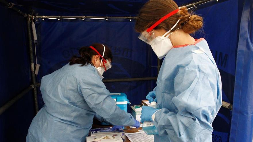 Los trabajadores del hospital Novoa Santos toman muestras de detección del coronavirus que no requiere que los pacientes bajen de sus coches en Ferrol.