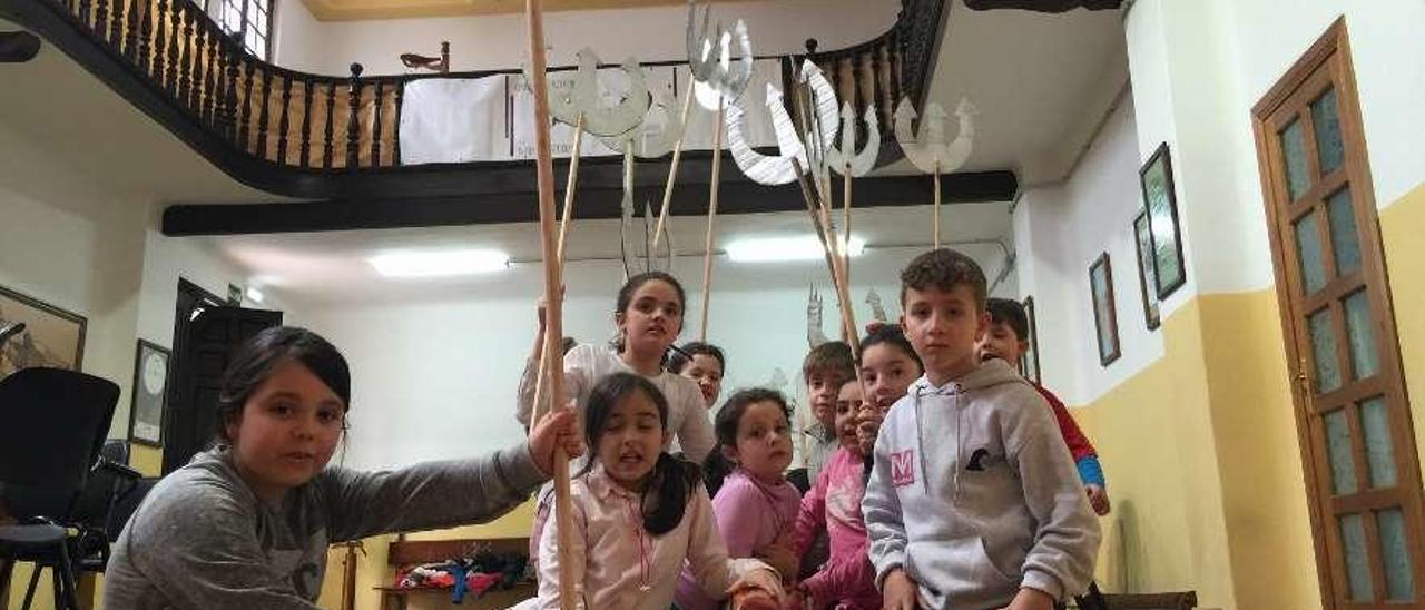 Niños en un taller de &quot;Tritoninos&quot; en Infiesto.