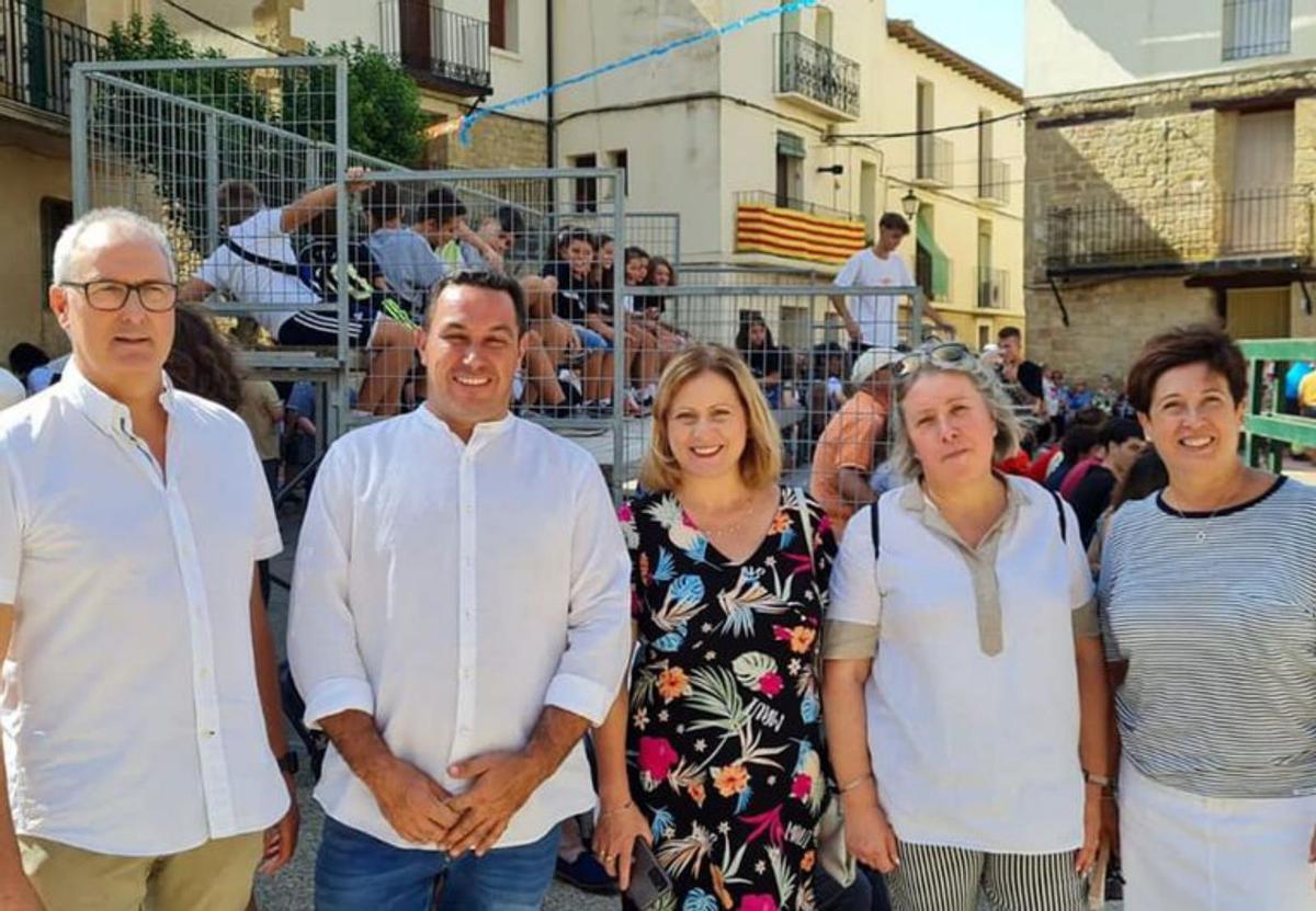 El alcalde y la junta vecinal de Farasdués en las fiestas. | SERVICIO ESPECIAL