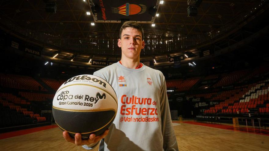 Jaime Pradilla, ayer, posa con una pelota de baloncesto en el pabellón de La Fonteta. | F. CALABUIG