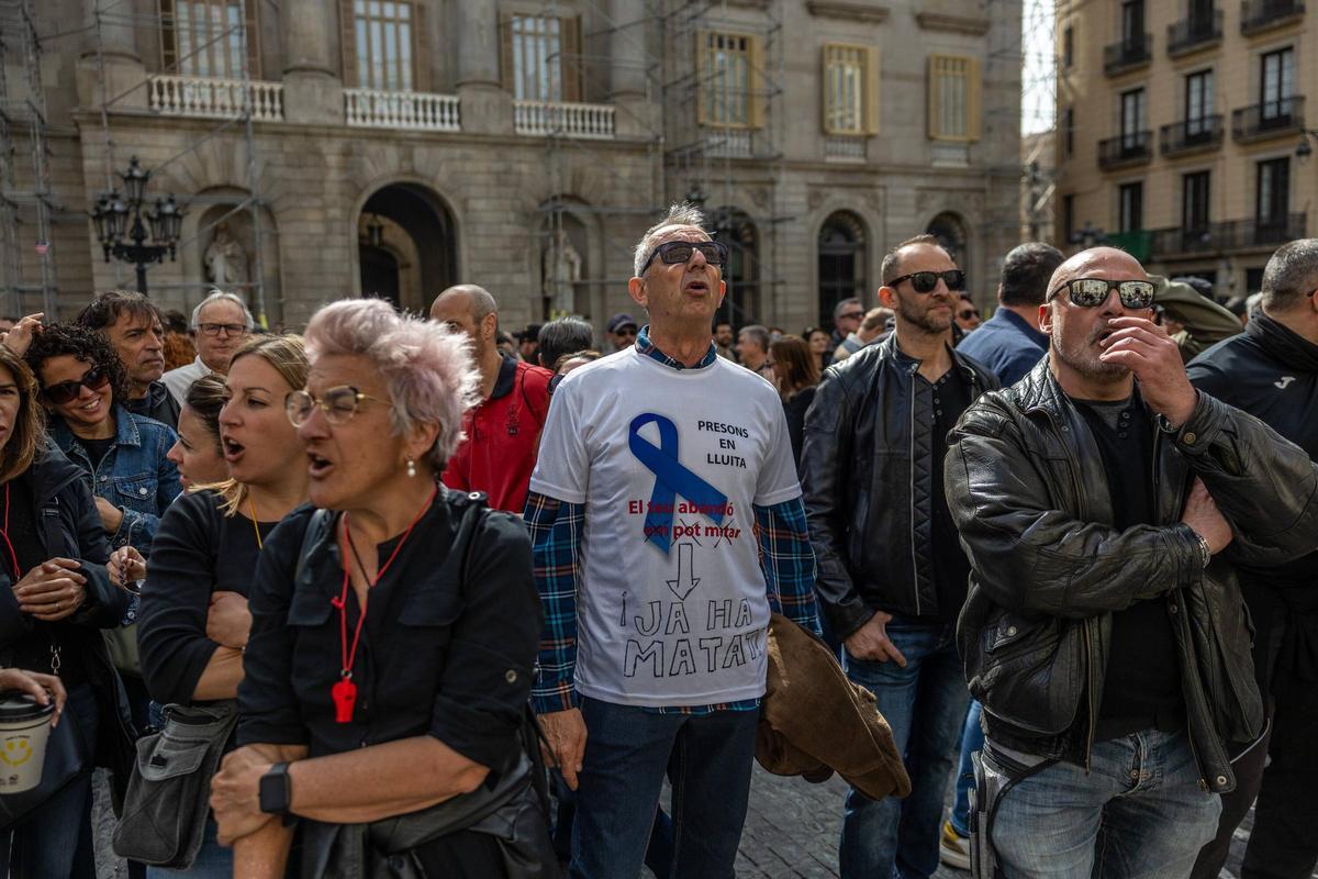 Los funcionarios de prisiones se manifiestan en la plaza de Sant Jaume