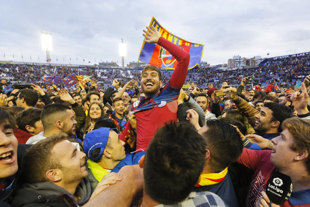 La afición del Levante UD no esperó un solo segundo tras el pitido final y invadió el césped del Ciutat de Valencia para celebrar con los jugadores el ascenso del equipo a primera división. El centrocampista José Campaña es llevado en andas por una multitud que no termina de creerse la proeza.