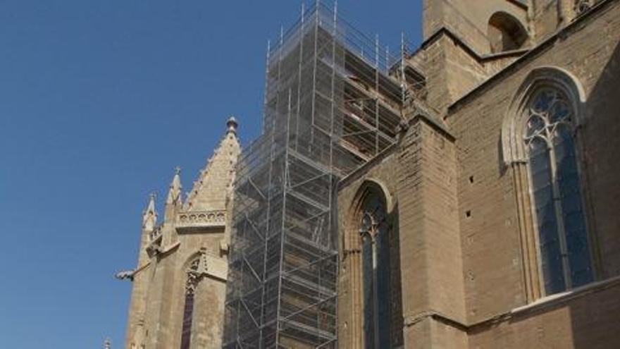 La bastida instal·lada a la façana de la Seu que dóna al riu, ahir