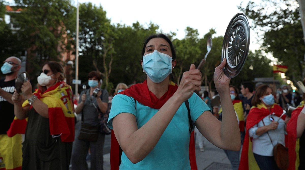 Vecinos del madrileño barrio de Moratalaz, en una nueva cacerolada contra del Gobierno por su gestión de la crisis del coronavirus, el 20 de mayo.