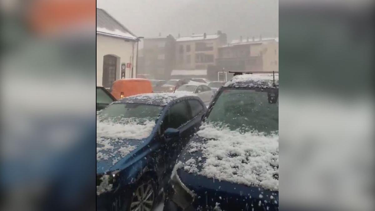 Pedregada intensa a Ribes de Freser que deixa carrers i vehicles emblanquinats