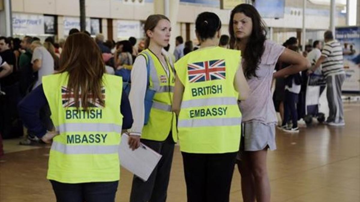 Personal de la embajada británica en el aeropuerto.