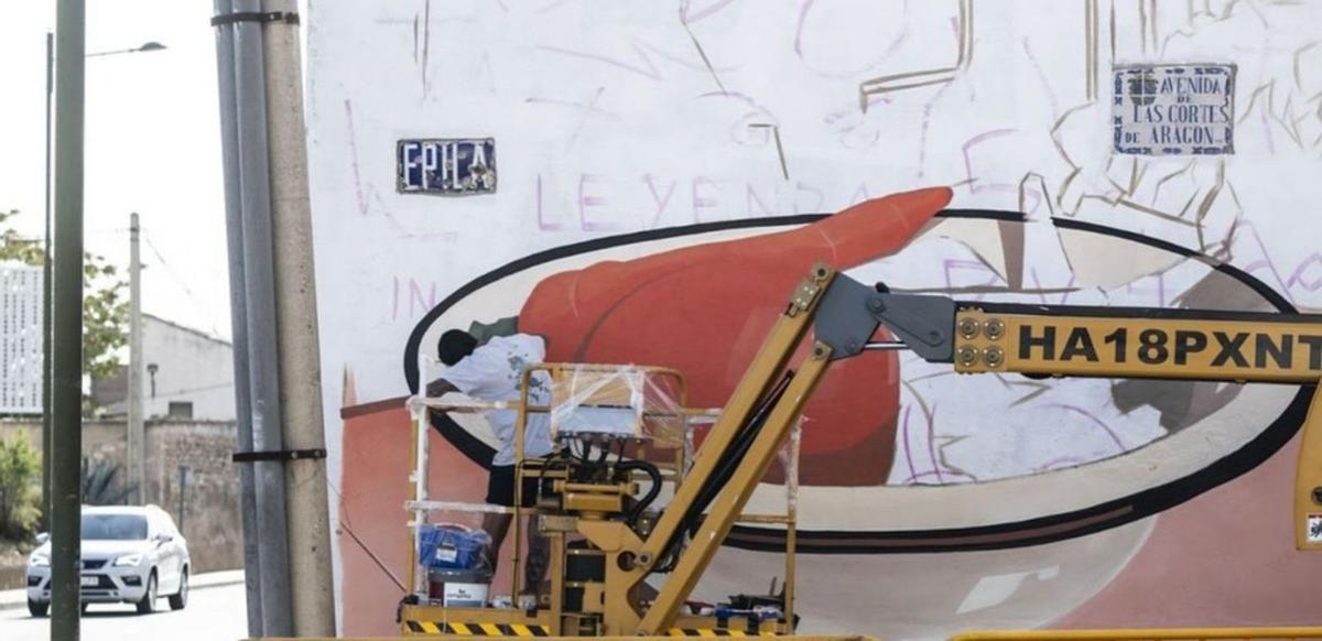 Twee Muizen durante la creación del mural en la avenida de las Cortes de Aragón.