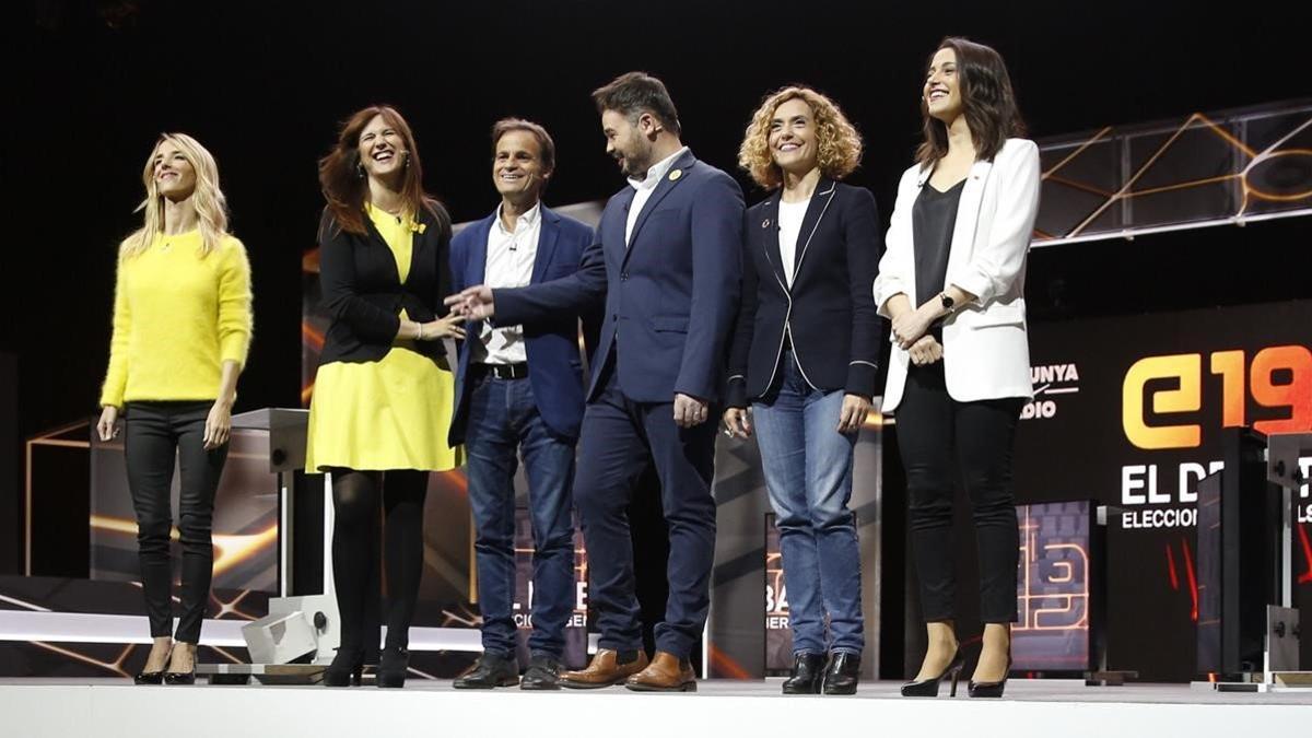 Los candidatos posan ante la prensa gráfica antes de iniciar el debate en TV-3.