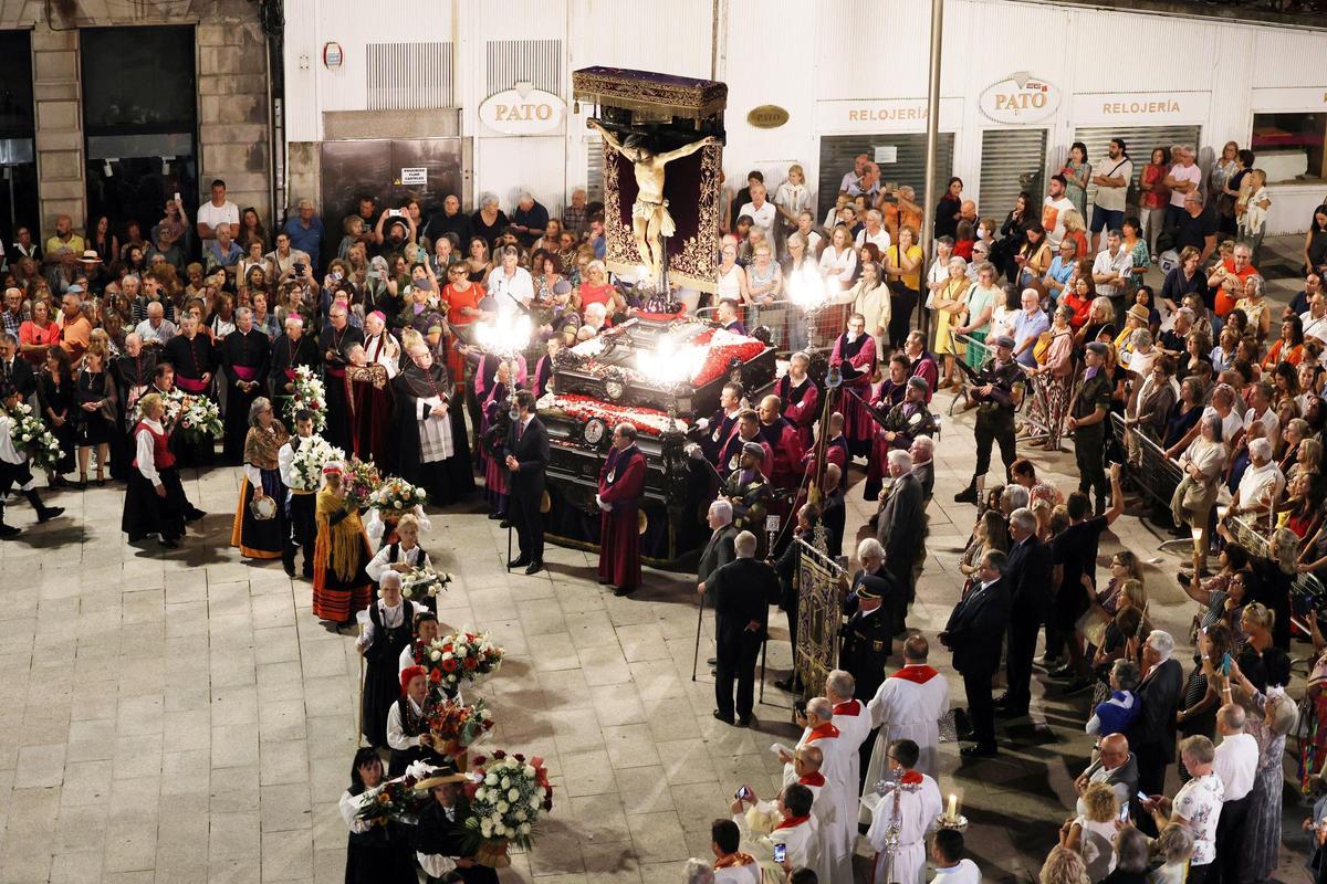 Multitudinaria devoción por el Cristo de la Victoria en Vigo