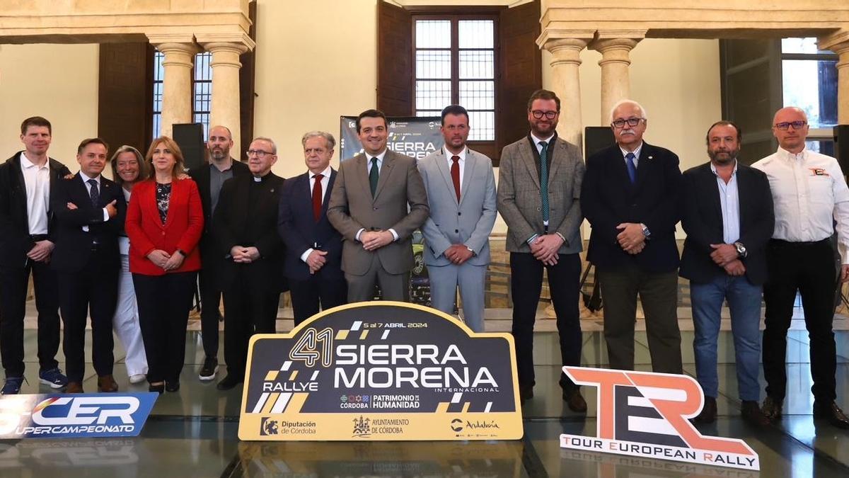 Autoridades asistentes a la presentación del Rallye Sierra Morena.