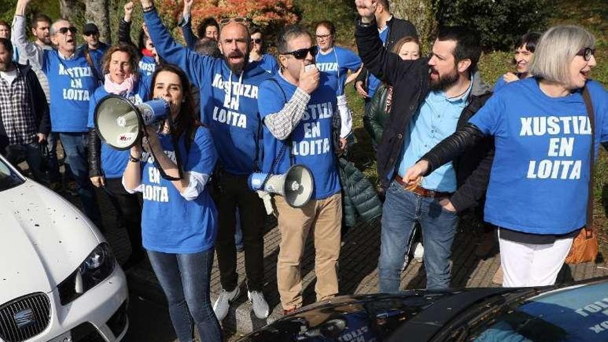 Protesta de los funcionarios de Xustiza, ayer, en Santiago.