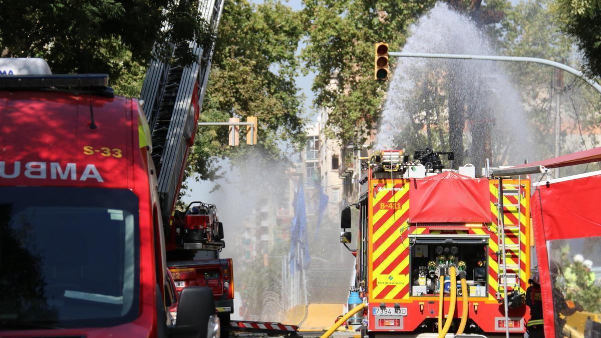 Els bombers treballen per extingir la flama