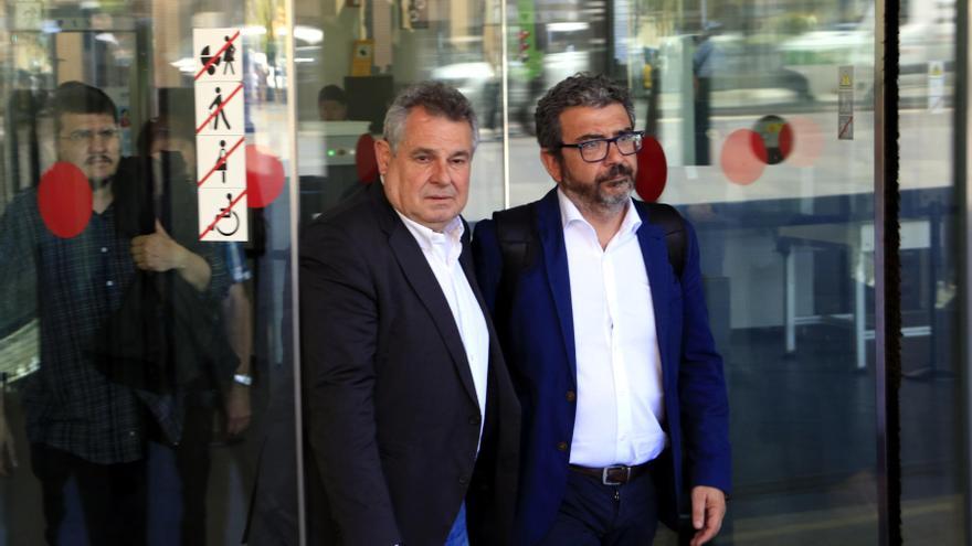 L&#039;exsecretari de relacions internacionals de Convergència Víctor Terradellas (esquerra) amb el seu advocat, Francesc Sànchez, sortint de la Ciutat de la Justícia després de declarar per suposades subvencions irregulars de la Diputació de Barcelona.