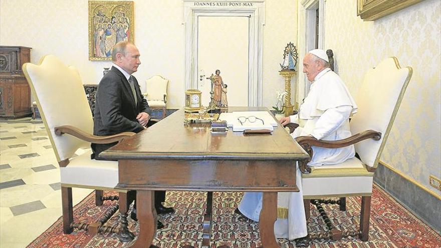 El Papa y Putin conversan sobre Ucrania y Siria en el Vaticano