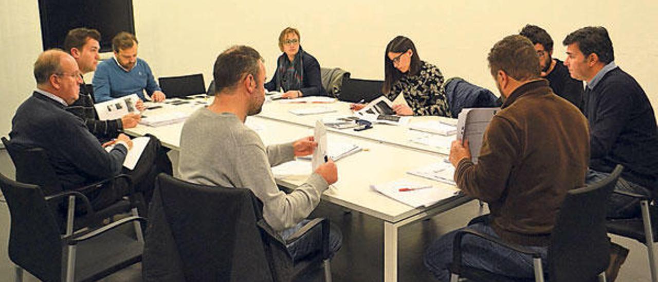 Reunión del jurado encargado de fallar los premios, ayer, en el consistorio.