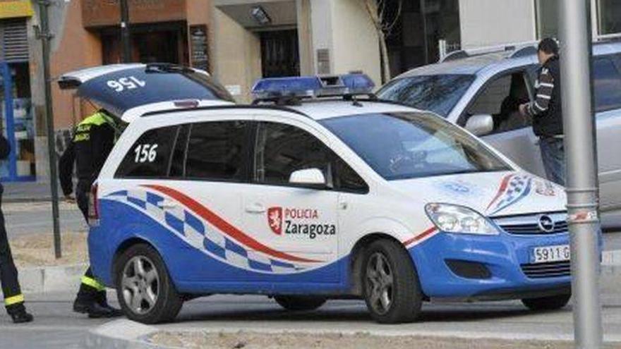 Detenido tras amenazar de muerte con dos cuchillos a sus compañeros de piso en las Delicias